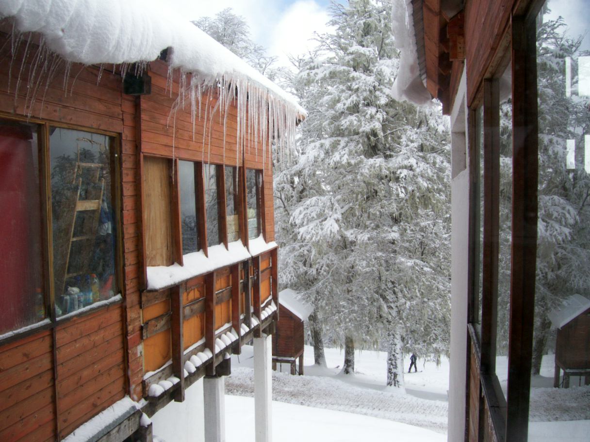 Refugio nevado en la base del Cerro Chapelco