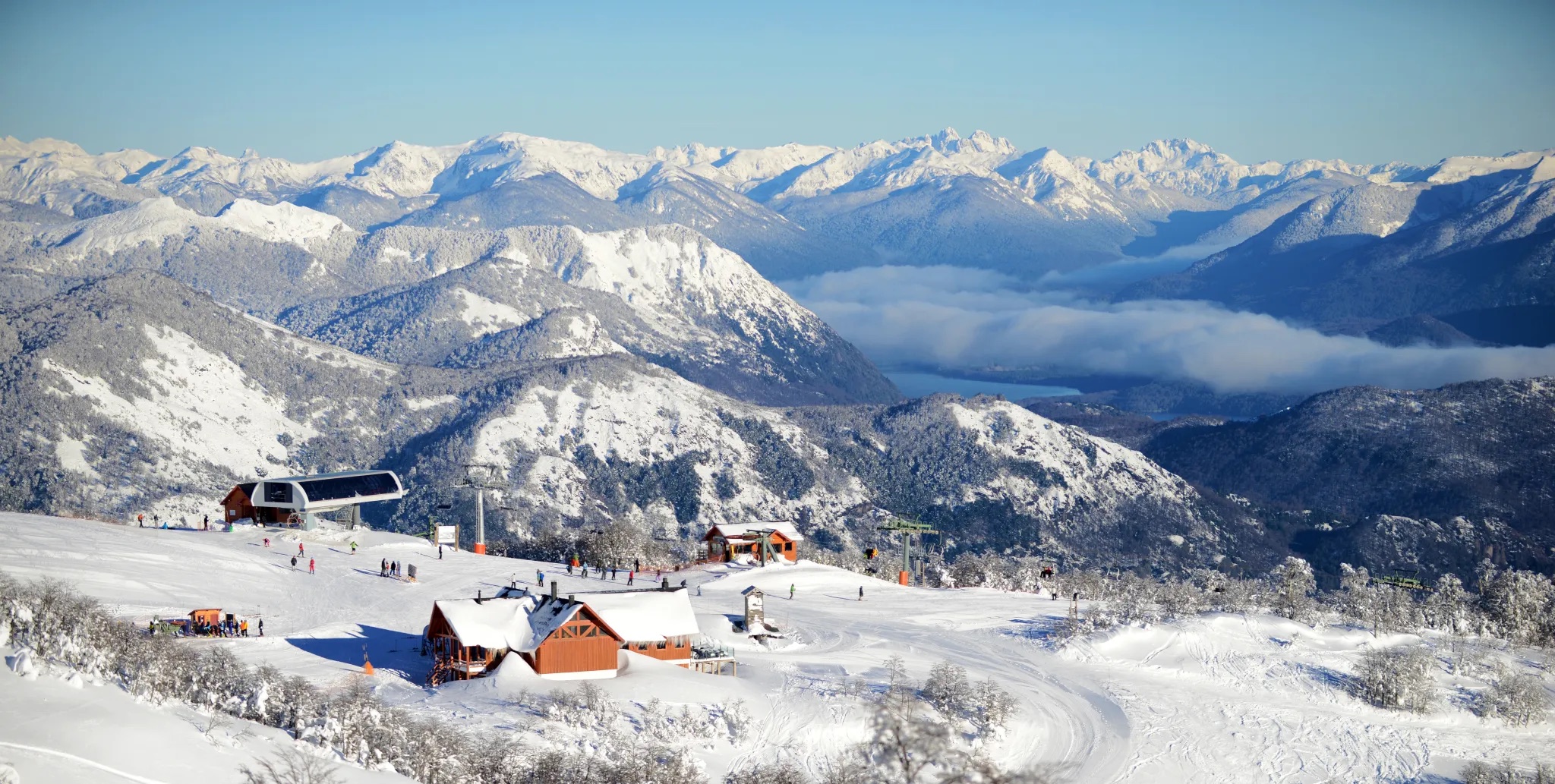 Las pistas nevadas del Cerro Chapelco con la cordillera y los lagos al fondo