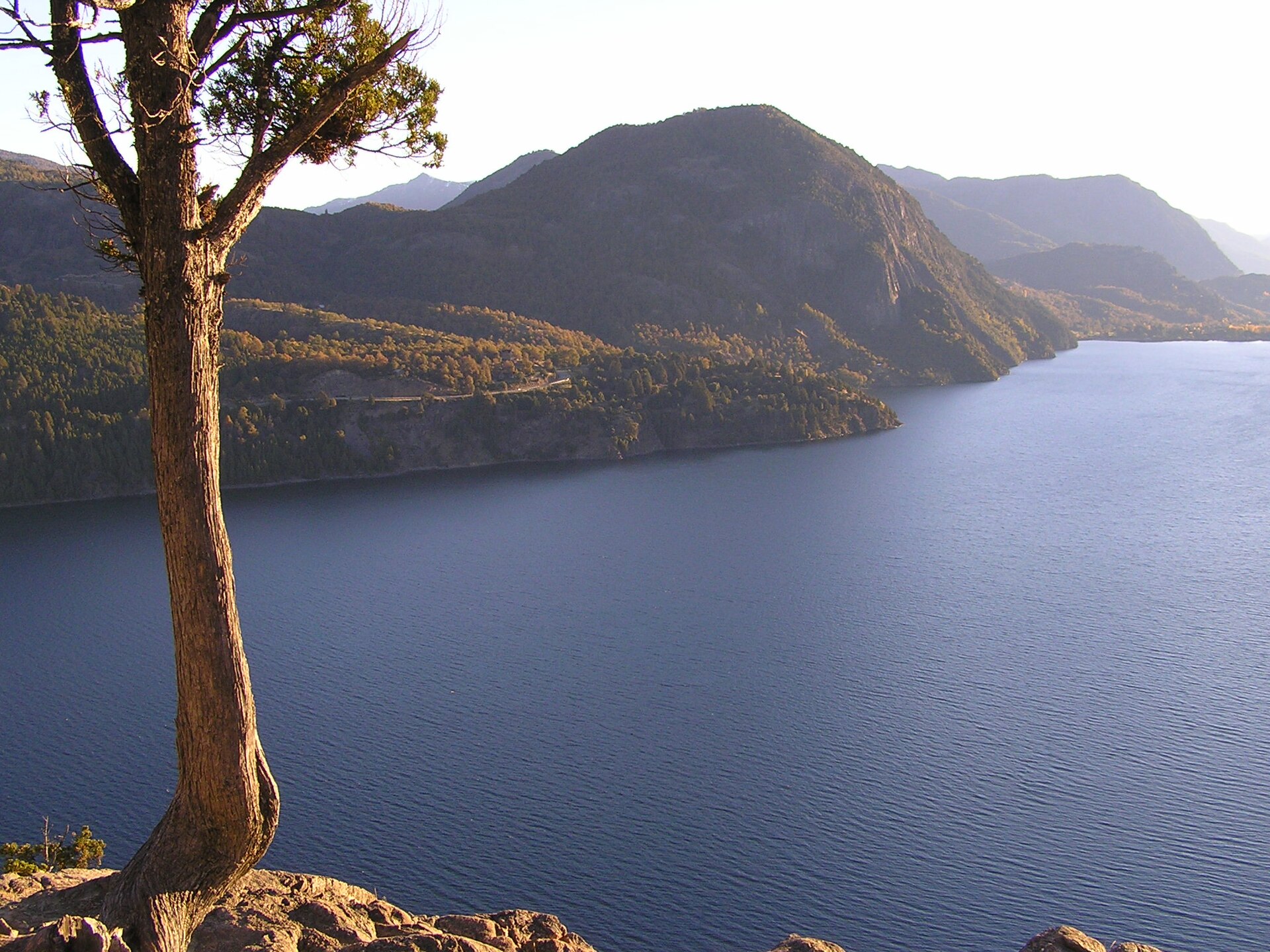 Atardecer dorado sobre las aguas azules del Lago Lácar