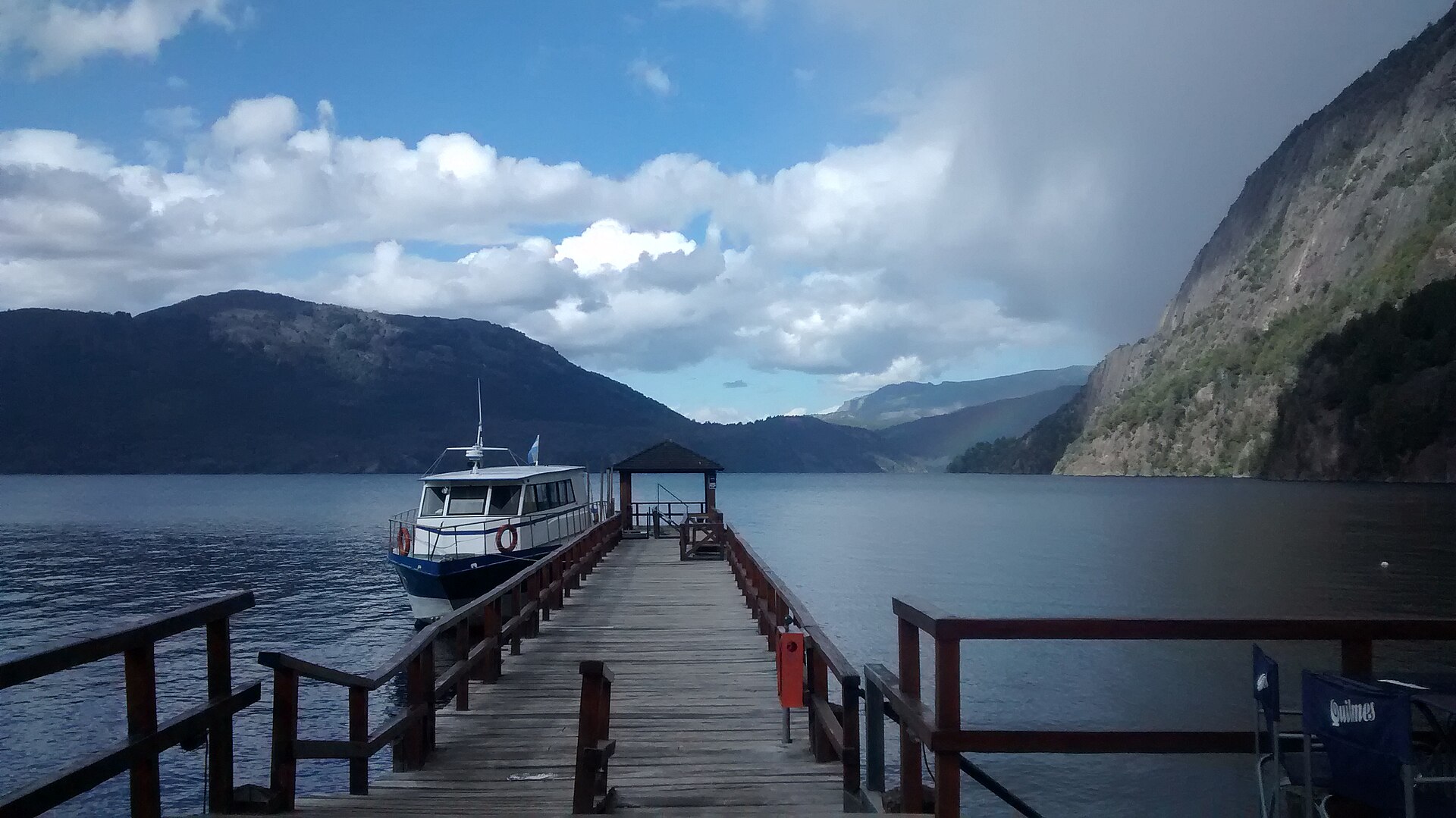 Muelle de Quila Quina sobre el Lago Lácar