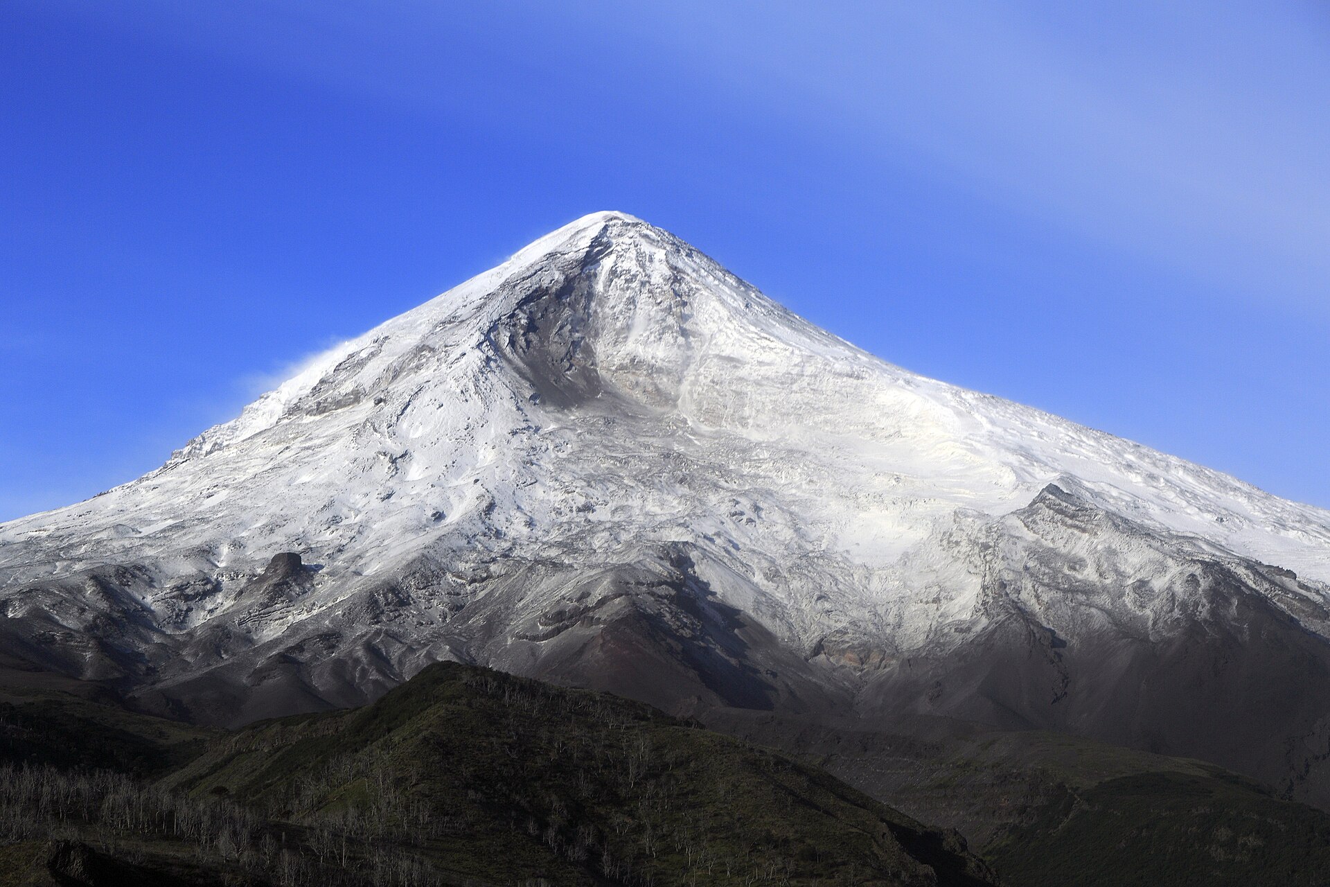 Cumbre nevada del volcán Lanín