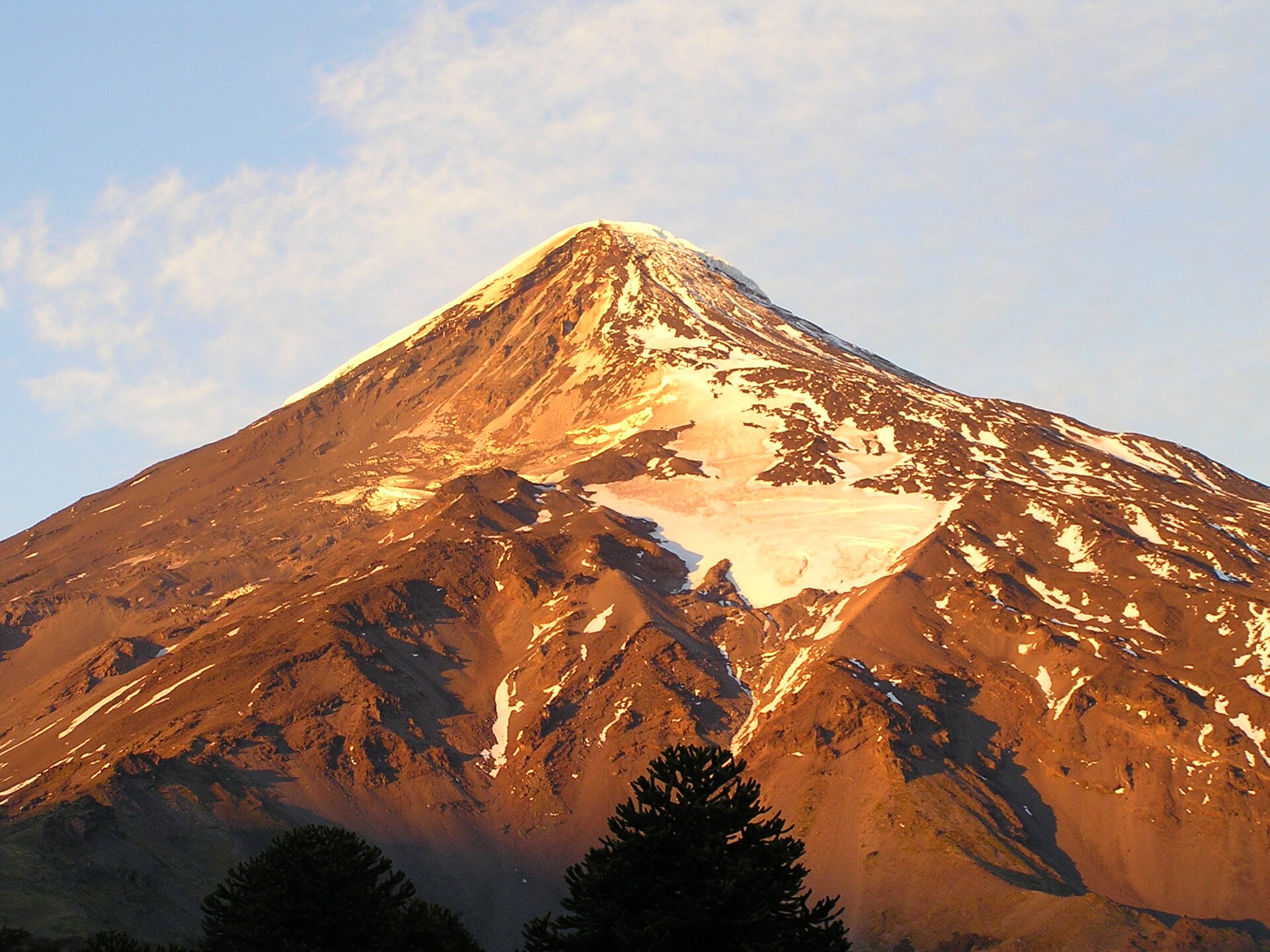 Amanecer dorado sobre el volcán Lanín