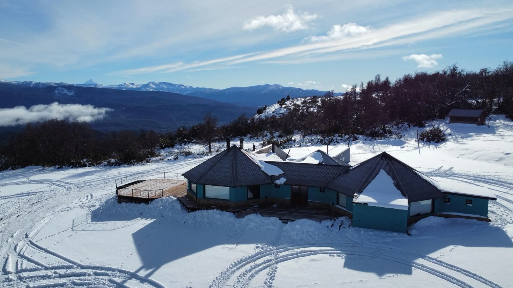 Refugio nevado en la montaña de noche