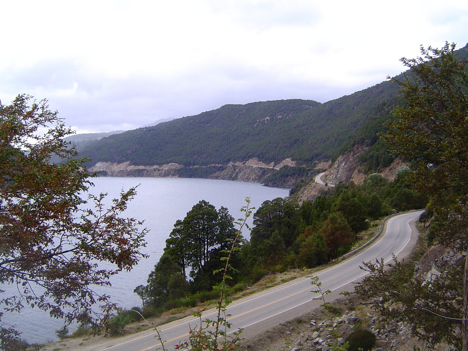 Camino de los Siete Lagos bordeando el lago